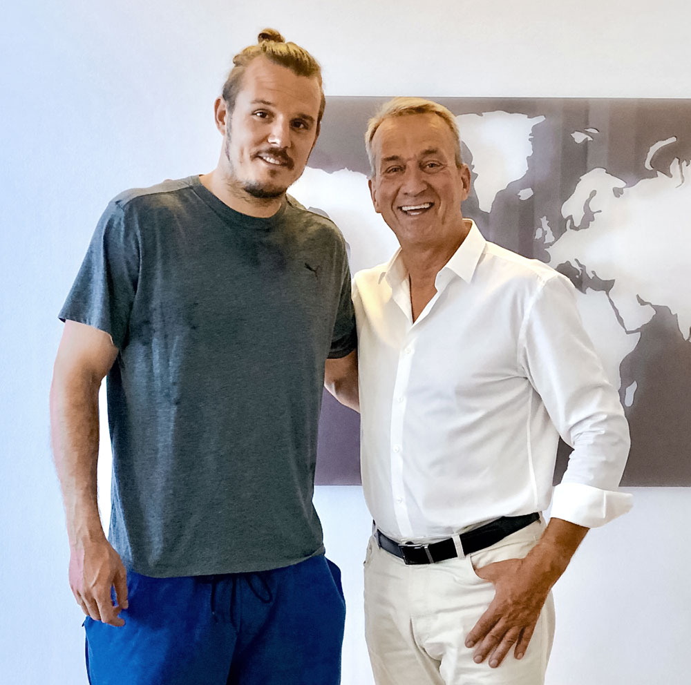 Stolz auf mehr als 10 Jahren offizieller Mannschaftszahnarzt der Eintracht Frankfurt Stolz auf mehr als 10 Jahren offizieller Mannschaftszahnarzt der Eintracht Frankfurt