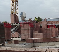 Die monolithisch ausgeführten Außenwände der Betriebs-Kita „Rasselstein“ wachsen rasch in die Höhe. 