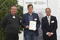 v. links Herr Carsten Dirk Sauer, Herr Torben Kock, Stipendiat, Prof.Dipl.-Ing. Gerd Helget, v. links Herr Carsten Dirk Sauer, Herr Torben Kock, Stipendiat, Prof.Dipl.-Ing. Gerd Helget,