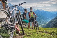 Panoramablick ins Tal beim Mountainbiken mit Simon Maurberger (c) Filippo Galluzzi (Tourismusverein 
