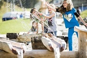 Kinder haben Spaß in der Wassererlebniswelt (c) Hansi Heckmair (Tourismusverein Ahrntal)