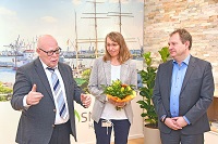 Udo Bottlaender (l.) und Senator Jens Kerstan (r.) gratulieren der 1.000 Kundin Helga Baade. Udo Bottlaender (l.) und Senator Jens Kerstan (r.) gratulieren der 1.000 Kundin Helga Baade.