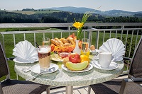 Reichhaltiges Frühstück auf der Hotelterrasse (c) Obermüller und Fotoatelier Dünnbiern