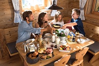 Gemeinsames Familienfrühstücks im Chalet (c) Fotostudio Wälder (Alpzitt Chalets) Gemeinsames Familienfrühstücks im Chalet (c) Fotostudio Wälder (Alpzitt Chalets)