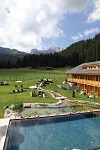 Natur-Badeteich und Outdoorpool mit großer Liegewiese im Hotel Tirler (Hotel Tirler) Natur-Badeteich und Outdoorpool mit großer Liegewiese im Hotel Tirler (Hotel Tirler)
