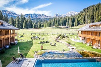 Das Biohotel vor einzigartiger sommerlicher Kulisse (Tirler-Dolomites Living Hotel)