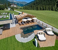 Naturschwimmteich und Außensauna inmitten unberührter Natur (Alpinhotel Berghaus)