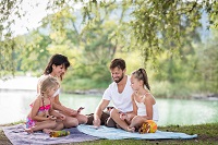 Gemütliches Kartenspiel am Badesee Weißlahn © ichmachefotos.com (TVB Silberregion Karwendel)