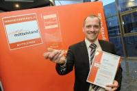 CRM-Leiter Mirco Müller von Insignio nahm den Innovationspreis auf der Cebit entgegen.