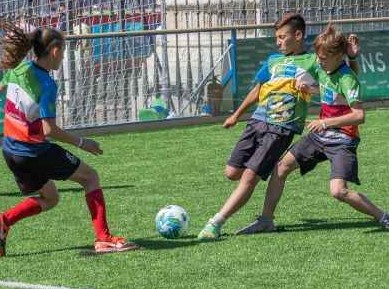 Talentierte Jungen und Mädchen aus verschiedenen Ländern nehmen bei"Fußball für Freundschaft&qu