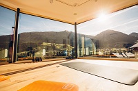 Yoga in der Brüüge mit Ausblick auf die Berglandschaft (c) Andy Mayr (Genuss & Aktivhotel Sonnenburg