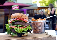 Leckerer ASAMBurger im Biergarten (Hotel Asam) Leckerer ASAMBurger im Biergarten (Hotel Asam)