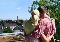 Familie genießt den Ausblick auf Straubing (Hotel Asam)