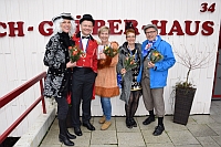 v.l.: Christine v. Wrisberg, Jörg & Vera Hausotter, Grit Andersen, Thomas Ziesmer verteilen Blumen