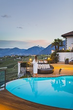 Hotelpool mit traumhafter Bergkulisse bei Sonnenuntergang (c) Tiberio Sorvillo (Hotel Golserhof)