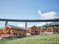 Bergeralm Chalets aus Massivholz im Sommer (Alps Residence)