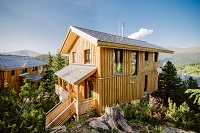 Außenansicht im Sommer vom Alpenpark Turracher Höhe (Alps Residence)