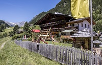 Gasthof im Sommer mit Spielgarten (Alpengasthof Zollwirt)