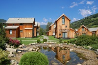 Moderne Häuser im Ferienpark Kreischberg im Sommer (Alps Residence)