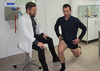 Marcel Waldowsky beim Core-Workout unter Anleitung von Dr. Markus-Johannes-Rueth. (Bild: B. Krebs)