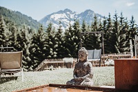 Körper und Seele im Hotelgarten in Einklang bringen (c) Aileen Melucci (Wellnesshotel Walserhof)