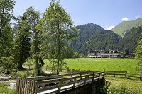 Das Adler Inn eingebettet zwischen Bergbächen und grünen Wiesen (c) Mike Huber (Das Adler Inn - Tyro