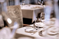 Festlich gedeckte Tische im Restaurant (c) Die West Werbeagentur (Trofana Royal)_