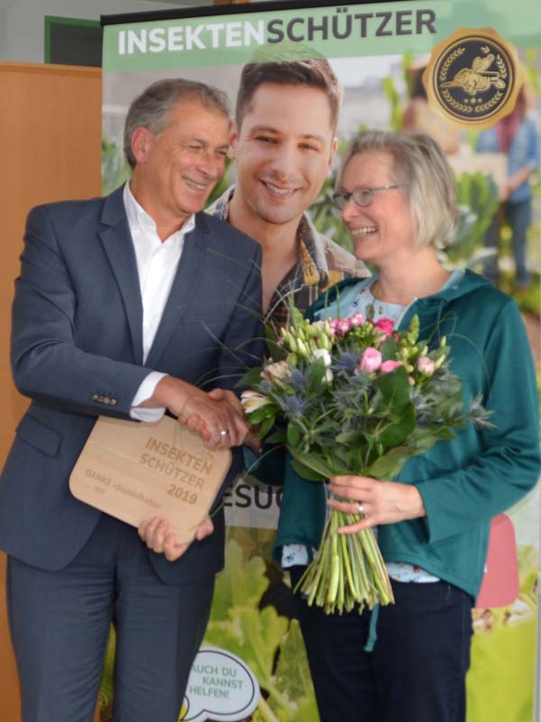 Reinhard Vinkmann, Geschäftsführer der Deflex Dichtsysteme GmbH, gratuliert der Gewinnerin