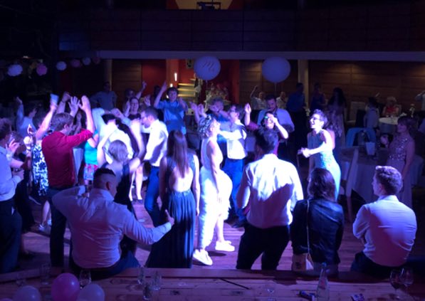 Die Musik für die Hochzeit will gutüberlegt sein. Die Musik für die Hochzeit will gutüberlegt sein.