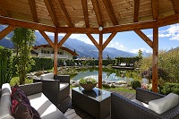 Sitzmöglichkeit mit Blick auf den Teich (c) Marion Lafogler (Hotel Rössl)