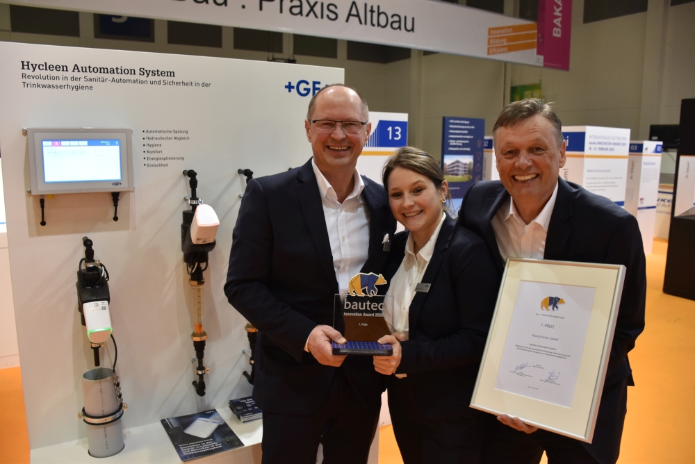 Stolze Sieger von GF Piping Systems Deutschland bei derÜbergabe des gewonnenen bautec.BÄR. (Bildquel