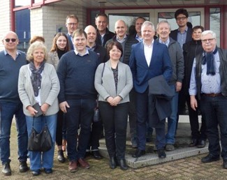 Die Mitglieder der Meisterteam-Metalbau-ERFA beim Besuch bei ALUVO Alufensterbau in Nieuwleusen