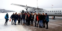 Die Schülerinnen der Marienschule auf dem Flug nach Finnland (Foto: Stiftung Völkerverständigung) Die Schülerinnen der Marienschule auf dem Flug nach Finnland (Foto: Stiftung Völkerverständigung)