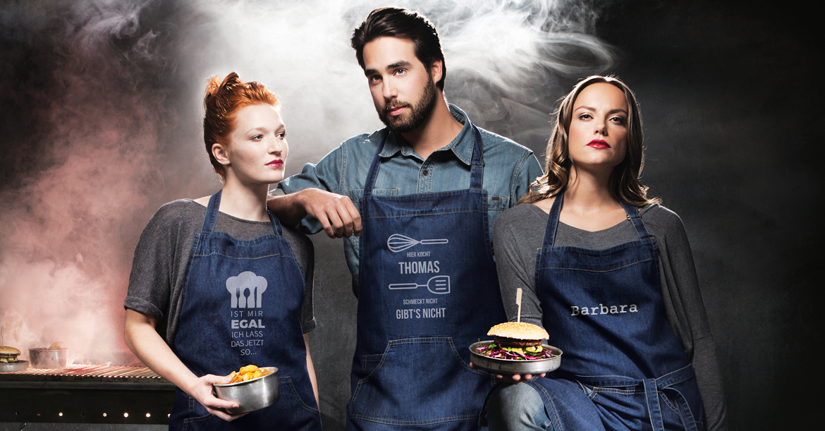 Selbst gestaltete Jeansschürze für das nächste Grillfest. (Bildquelle: erwinmueller.de) Selbst gestaltete Jeansschürze für das nächste Grillfest. (Bildquelle: erwinmueller.de)