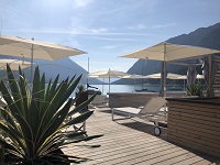 Seebar mit Liegestühlen und Aussicht (Hotel Post am See)
