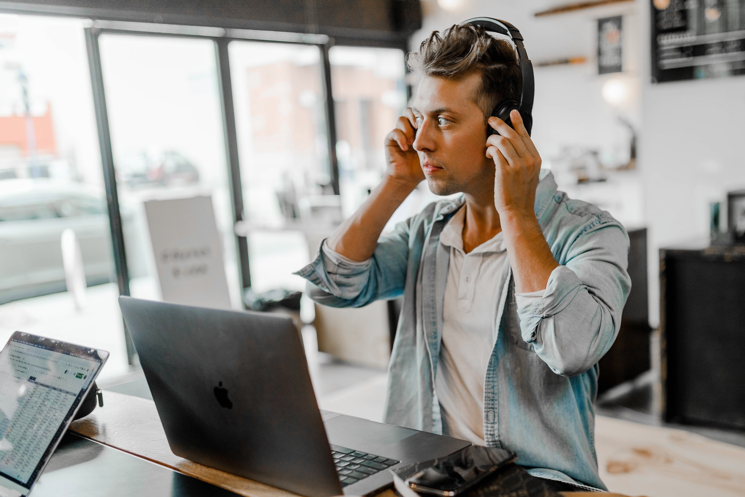 Ein gutes Live-Online-Seminar kommt ohne Software aus. (Bildquelle: Photo by Austin Distel on Unspla