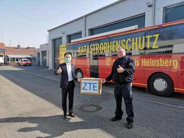 Übergabe der Mundschutzmasken durch Herr Sun Jie an Herrn Gregor Utt vom Feuerschutzzentrum Erkelenz Übergabe der Mundschutzmasken durch Herr Sun Jie an Herrn Gregor Utt vom Feuerschutzzentrum Erkelenz