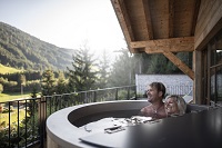 Zeit zu zweit im Whirlpool auskosten (Alphotel Tyrol)