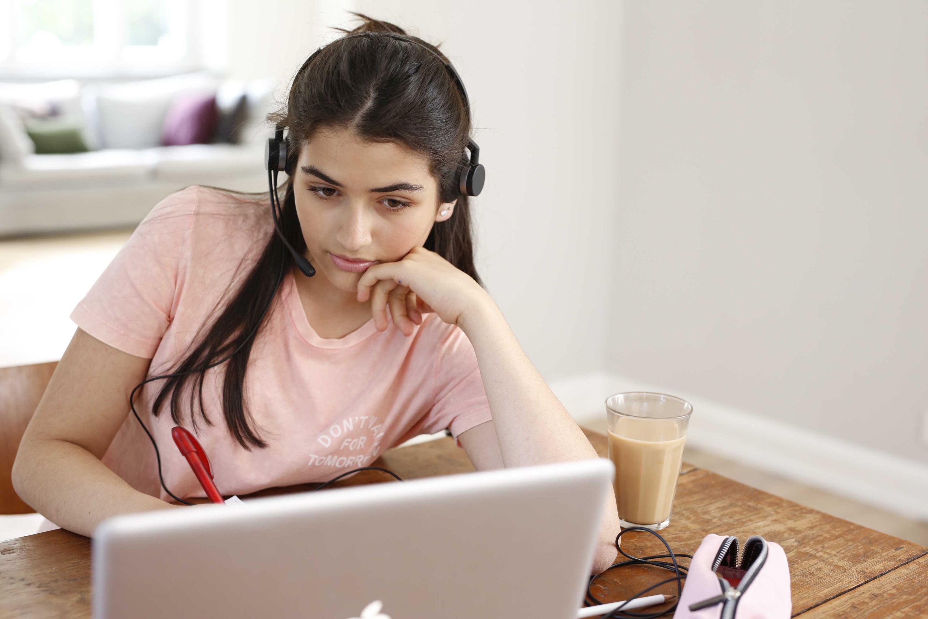 Der Nachhilfeanbieter Studienkreis verschenkt 5.000 Stipendien für Online-Unterricht. Der Nachhilfeanbieter Studienkreis verschenkt 5.000 Stipendien für Online-Unterricht.
