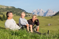 Familie beim Wandern in den Dolomiten (c) TVB Hochpustertal (Hotel Asterbel)