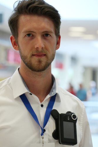 Security-Mitarbeiter mit Body-Cam
