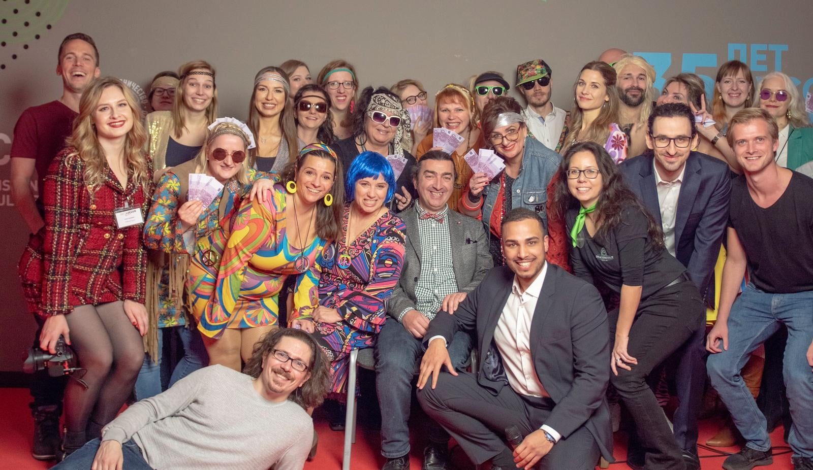 Gruppenfoto vom Videodreh des Netzbekannt-Songs