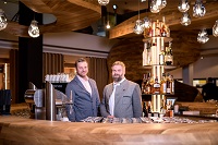 Michael und Philipp hinter der Bar Freiraum (c) Peter Küehnl (PURADIES Hotel & Chalets) Michael und Philipp hinter der Bar Freiraum (c) Peter Küehnl (PURADIES Hotel & Chalets)