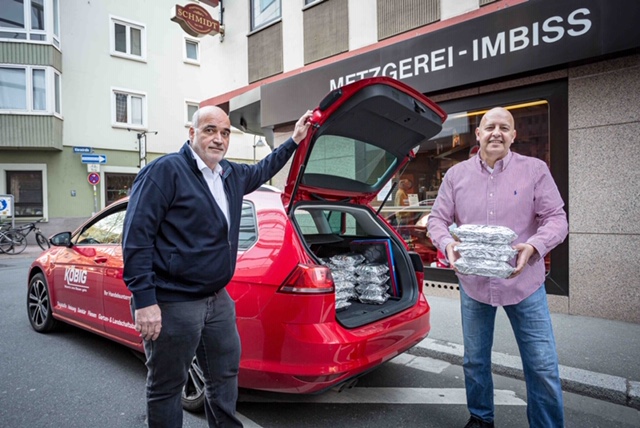 Köbig-Mitinhaber Stefan Thurn(li.) liefert täglich Essen an Mitarbeiter aus.