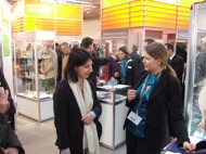 Katja Hessel im Gespräch mit LichtLogistik LED-Support auf der IHM München Katja Hessel im Gespräch mit LichtLogistik LED-Support auf der IHM München