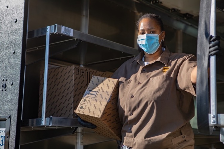 UPS Zustellerin mit QIAGEN Testkartuschen (c) UPS