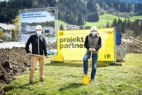 ie Geschäftsführer der FHE Edelstahl Produktion GmbH heben zum Spatenstich an. ie Geschäftsführer der FHE Edelstahl Produktion GmbH heben zum Spatenstich an.