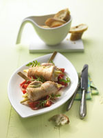 Gebratene Puten-Spargel-Rouladen auf Tomaten-Rucola-Salat Gebratene Puten-Spargel-Rouladen auf Tomaten-Rucola-Salat