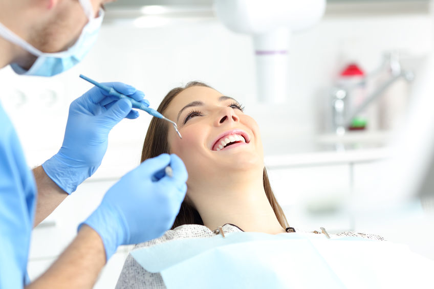 Behandlung von Patienten unter schützenden hygienischen Auflagen - Dental Centrum Düsseldorf (Bildqu