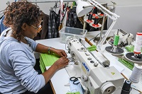 Irene Abele näht in ihrem Atelier die Gesichtsmasken für Gasnetz Hamburg. Irene Abele näht in ihrem Atelier die Gesichtsmasken für Gasnetz Hamburg.